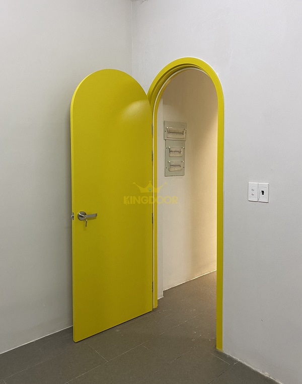 Mẫu cửa vòm nhựa Composite Sơn Pu màu vàng