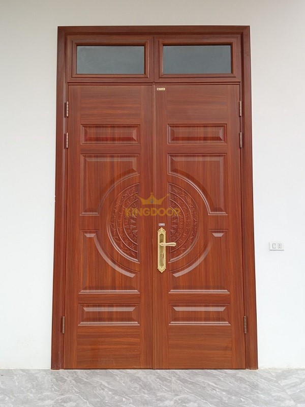 Mẫu cửa thép vân gỗ được trang trí Trống Đồng